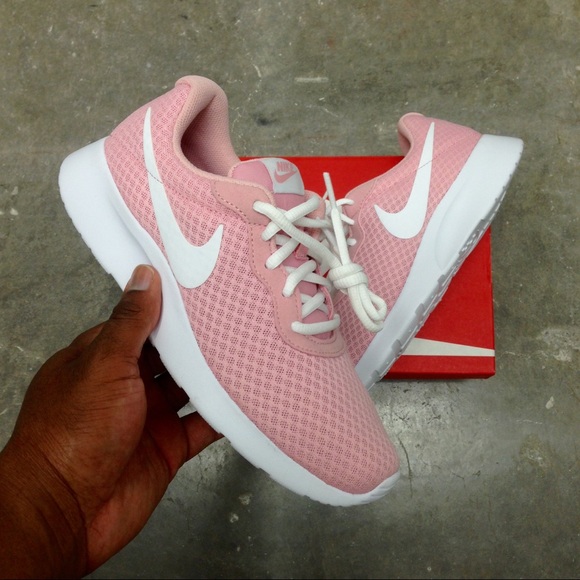 {keywor d} wmns nike tanjun rosa